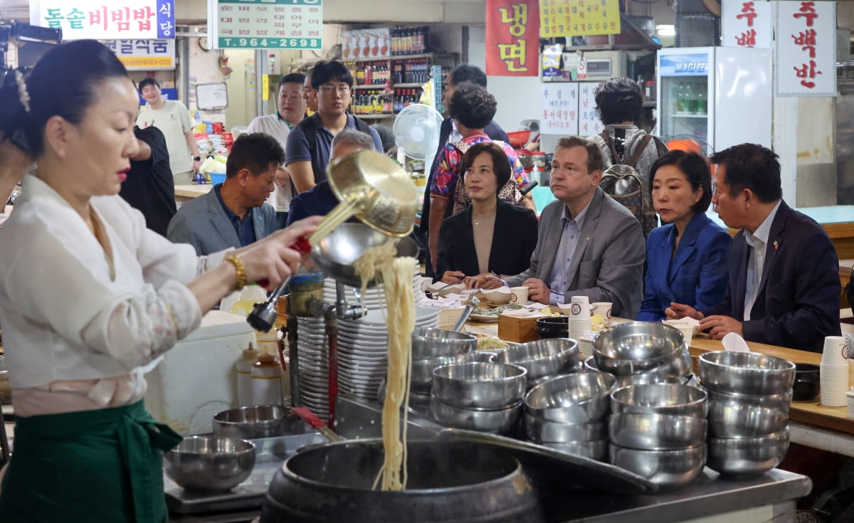 [포토] 주한대사들과 경동시장 찾은 오영주 장관