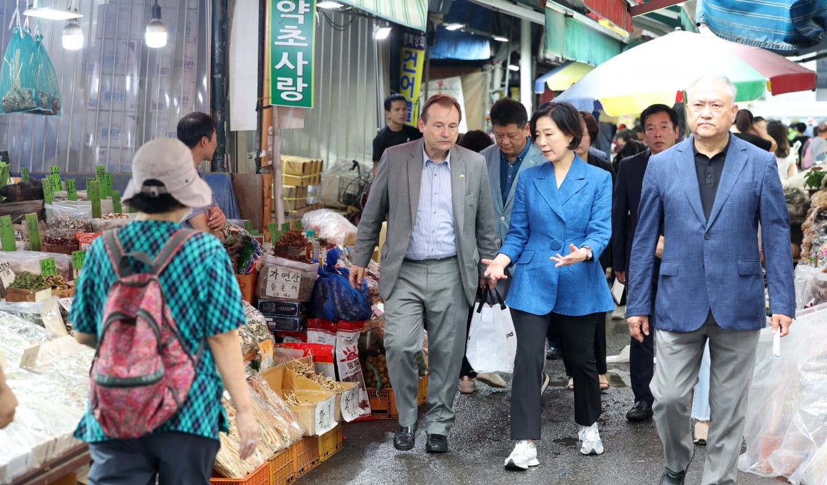 [포토] 주한대사들과 경동시장 찾은 오영주 장관