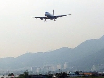 항공기 막은 드론…김해공항 한때 17분간 운항 중단