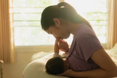 "모유수유 안 할래요" 일찍 끊었다간…'이것' 위험 커진다 [건강!톡]