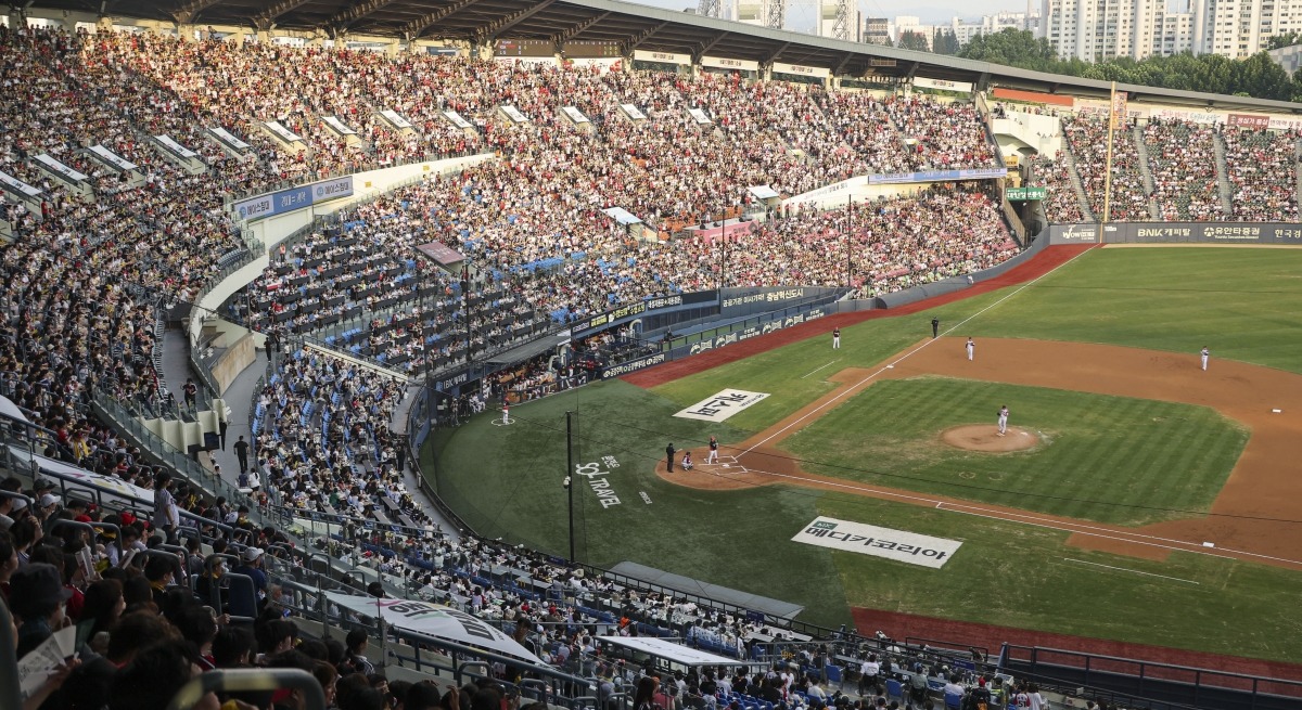 올해 한국프로야구 리그 관중이 역대 최다를 기록한 가운데 8월 18일 서울 잠실구장에서 열린 LG트윈스와 KIA타이거즈 입장권도 매진됐다. 사진은 이날 잠실구장을 가득 메운 야구팬들. 임형택 기자