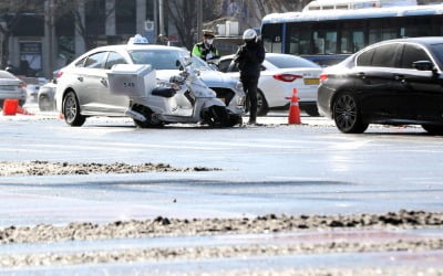 "운전 중에 콜 받느라 사고"…배달 라이더 산재 원인 두고 '논란'