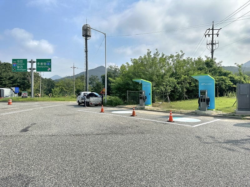 경부고속도로 추풍령(서울) 휴게소에 설치된 전기상용차 충전시설. 한국도로공사 제공