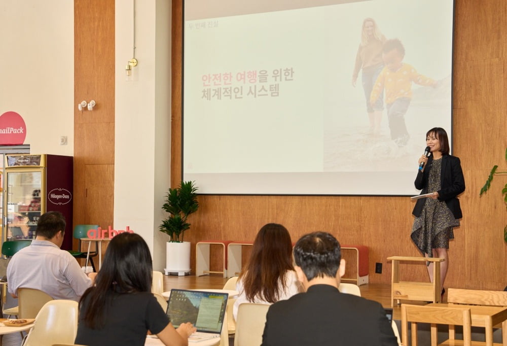 24일 서울 소공동에서 열린 에어비앤비 간담회에서 서가연 에어비앤비 코리아 컨트리 매니저가 발표하고 있다. /사진=에어비앤비 제공