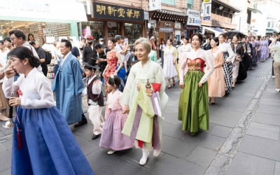 인사동에서 유물 보고 '퍼스널 컬러' 맞는 한복 골라볼까