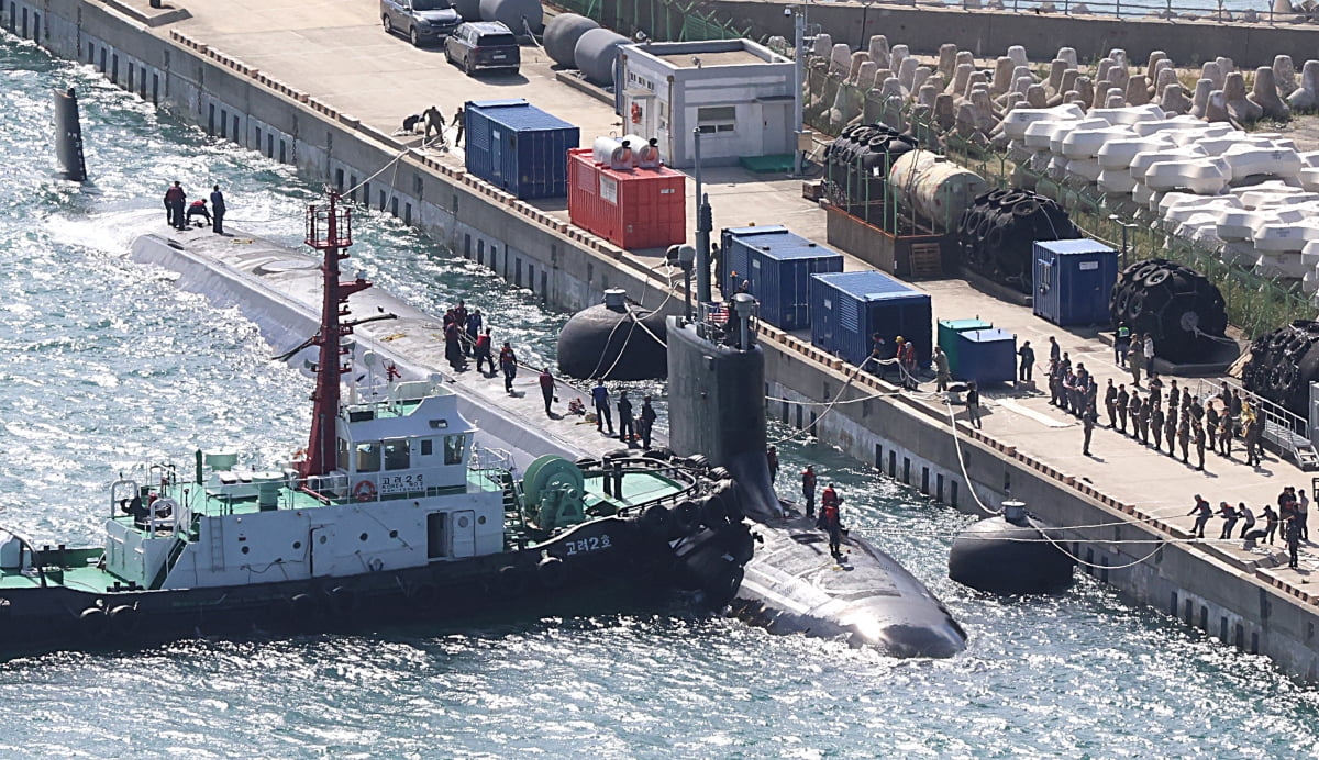 미국 해군 버지니아급 핵 추진 잠수함 '버몬트함'(SSN-792·7800t급)이 23일 오전 부산 남구 해군작전사령부 부산작전기지에 입항하고 있다. /연합뉴스