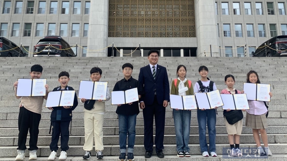 법안 의안과 제출 후 국회 본청 앞에서 기념사진 촬영하는 각화, 빛고을초 학생들. / 사진=홍민성 기자