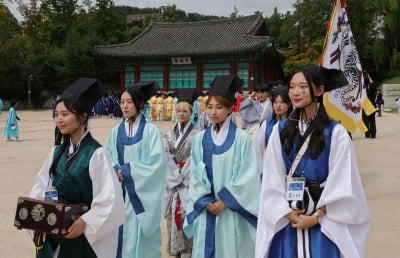 [포토] 임금에게 상소를 올리러 가는 길···성균관대 유소문화축제 '고하노라’