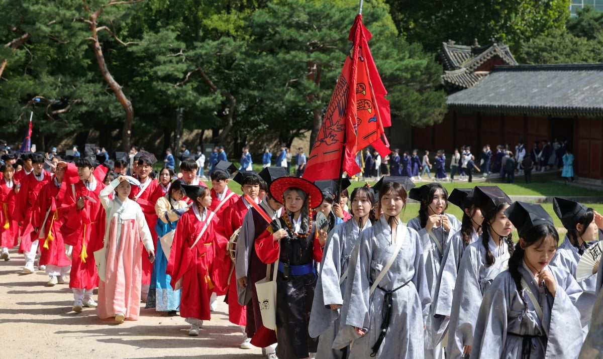 [포토] 임금에게 상소를 올리러 가는 길···성균관대 유소문화축제 '고하노라’