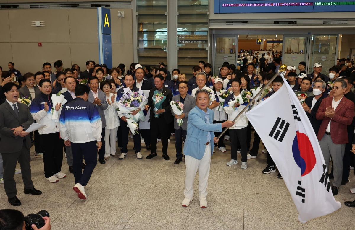 이기흥 대한체육회장이 8월 13일 오후 인천국제공항 제2여객터미널을 통해 귀국해 태극기를 휘날리고 있다. /사진=연합뉴스