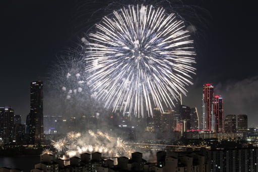 10월 초 황금연휴에 불꽃축제 행사까지 겹치면서 서울시내 주요 호텔 숙박료가 천정부지로 치솟았다. 사진은 작년 불꽃축제 모습. 연합뉴스 