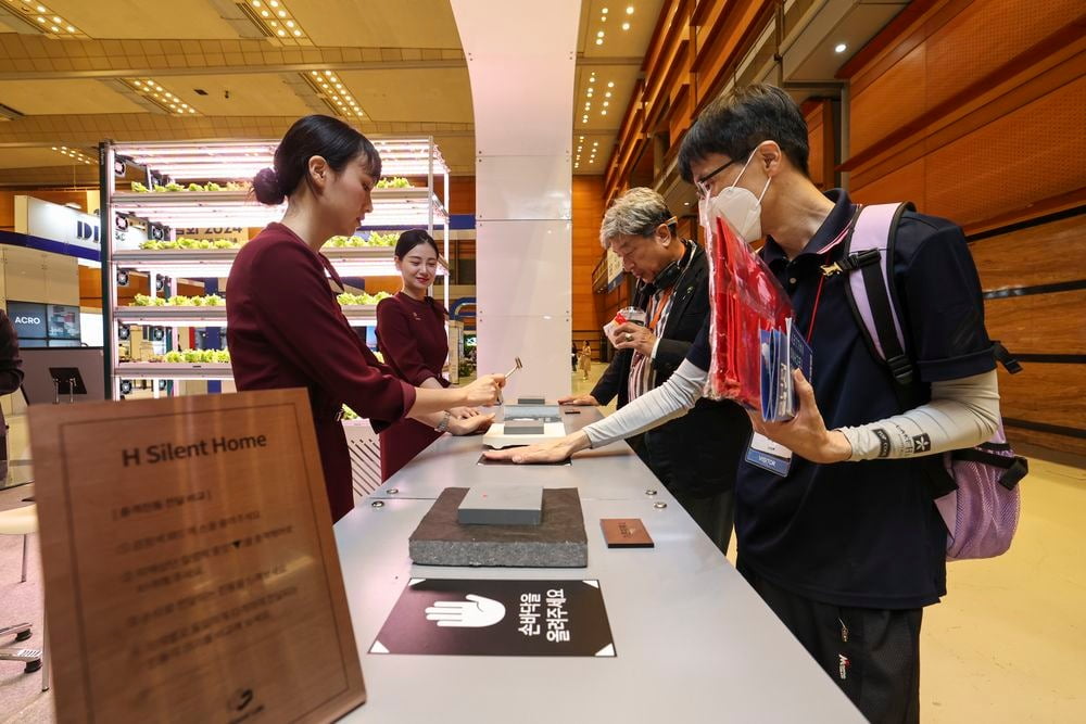 서울 강남구 코엑스에서 열린 '집코노미 콘서트 2024'에서 관람객들이 현대건설의 층간소음 저감 설계 ‘H 사일런트 홈 시스템’을 기존 제품과 비교 체험하고 있다./임형택 기자