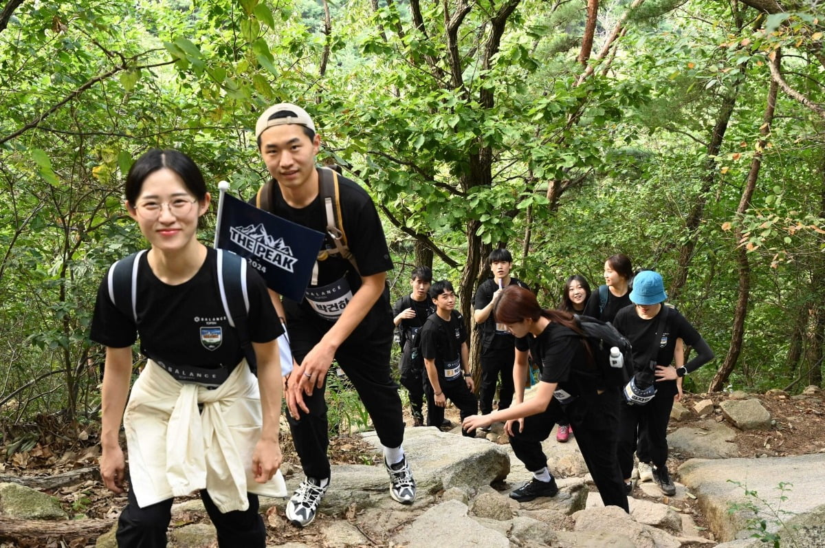 '더피크챌린지' 참가 청년들이 지난 28일 북한산 원효봉 정상을 향해 산행하고 있다. 120명의 청년들은 이날 산행을 시작으로 알프스산맥 몽블랑 높이 4807m를 한국의 5개 산에서 오르며 한계 도전의 대장정에 나섰다./더피크챌린지 제공