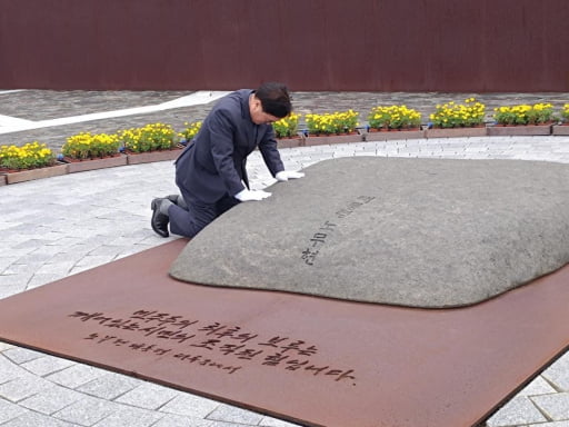 경남 지역 한 중학교에서 노무현 전 대통령의 죽음을 연상시키는 듯한 시험문제를 출제해 논란이 되고 있다. 사진은 이달 초 우원식 국회의장이 봉하마을을 찾아 추모하는 모습. 우원식 국회의장 페이스북 캡처