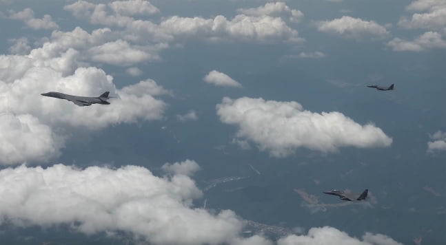 미 전략 폭격기 B-1B(왼쪽)와 한국 공군 F-15K(오른쪽)가 지난 6월 한반도 상공에서 한미 연합 공중 훈련을 하고 있다. /국방부 