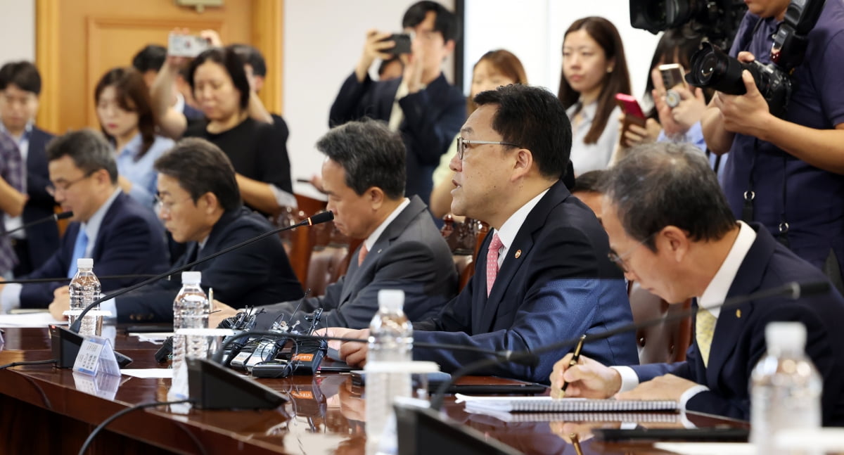 [포토] 금융지주 회장단 만난 김병환 금융위원장