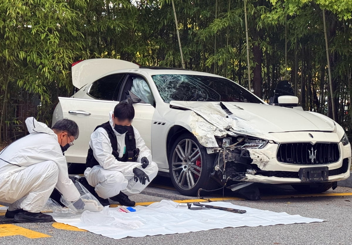 지난 25일 오후 광주 서부경찰서에서 국립과학수사연구원 관계자들이 '음주 뺑소니 사망사고' 차량인 마세라티를 대상으로 정밀 감정을 하고 있다. /사진=연합뉴스