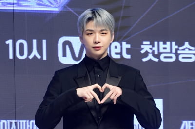 [포토] 강다니엘, '멋진 모습으로 하트'