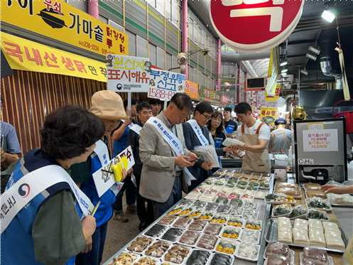 전통시장 카지노리거 표시 캠페인 및 단속현장. 사진=국립농산물품질관리원