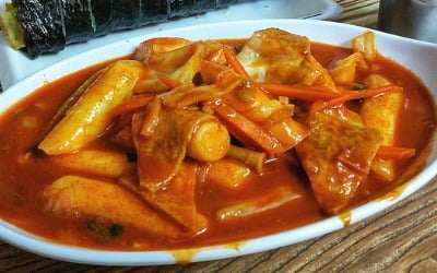 1만원 떡볶이 배달 시키면 1만2000원…'이중가격제' 확산 [이슈+]