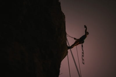 산 절벽서 기념사진 찍어주다 추락…병원서 치료 중