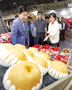 송미령 농림축산식품부 장관(오른쪽)이 2일 서울 가락농수산물종합도매시장을 찾아 추석 제수용과일 수급 상황을 점검하고 있다.  카지노 주사위 게임1 