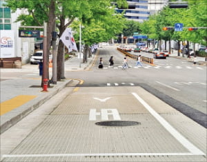 아스팔트 대신 콘크리트로 포장한 버스정류장 앞 카지노 한국인.  강남구 제공 