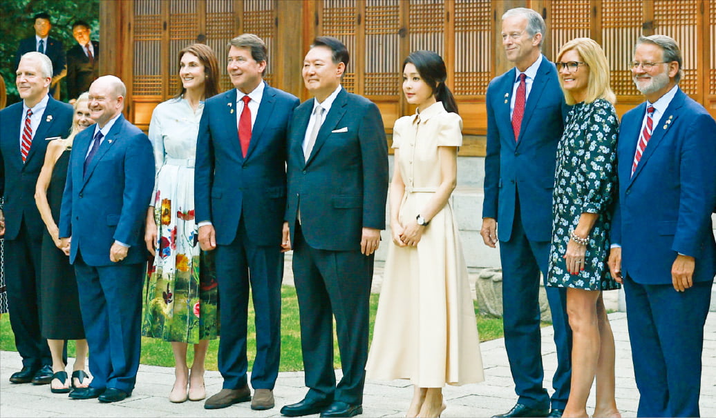 < 尹, 美상원의원단과 만찬 > 윤석열 대통령과 김건희 여사가 지난 2일 청와대 상춘재에서 빌 해거티 미국 공화당 연방 상원의원(테네시주·왼쪽 다섯 번째)과 크리스 쿤스 민주당 연방 상원의원(델라웨어주·왼쪽 세 번째) 등 의원 7명과 배우자들을 초청한 만찬을 하기에 앞서 기념 촬영을 하고 있다.  대통령실 제공 