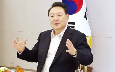 윤 대통령 "탄소중립·첨단산업 둘 다 잡으려면 원전 확대해야"