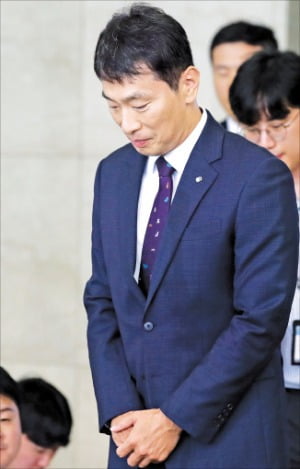 이복현 금융감독원장이 10일 “가계대출 관리와 관련해 좀 더 세밀하게 입장을 내지 못했다”며 공개 사과했다.  뉴스1 