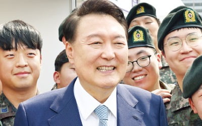 尹 "추석 연휴 기간 건강보험 수가 높이겠다"