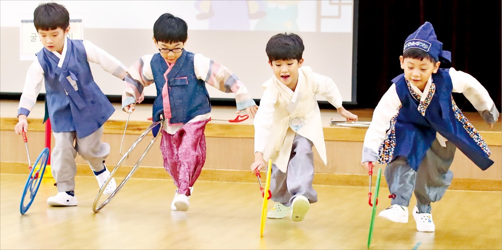 [포토] 굴렁쇠 누가 잘 굴리나