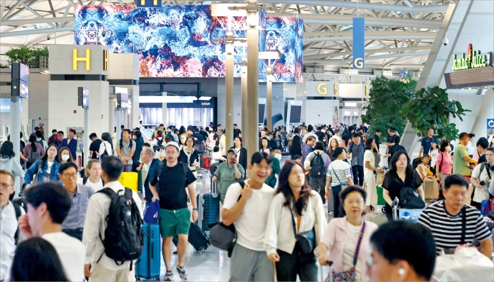 [포토] “긴 연휴 해외로 떠나요”…인천공항 인산인해 