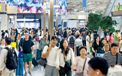 [포토] "긴 연휴 해외로 떠나요"…인천공항 인산인해