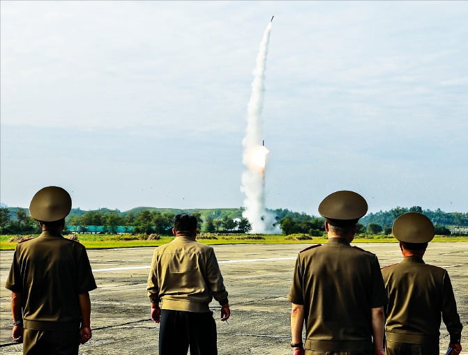 김정은 북한 국무위원장(왼쪽 두 번째)이 지난 18일 신형 단거리탄도미사일(SRBM) 시험 발사 장면을 지켜보고 있다.   /조선중앙통신 