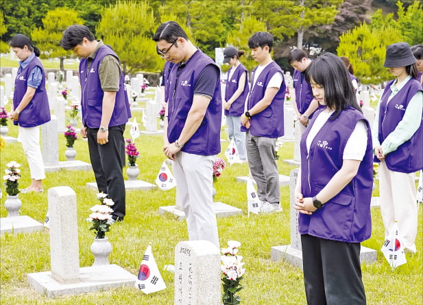 효성 임직원들이 서울 동작동 국립서울현충원에서 참배하고 있다.  효성 제공 