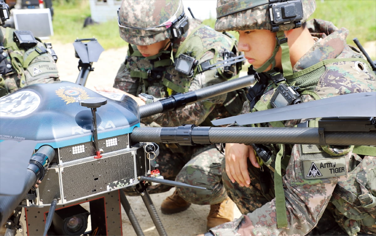 육군 시범여단 전투단이 드론을 활용한 유·무인 복합전투체계인 아미타이거 전투실험을 하고 있다. 육군 제공 