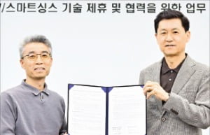 전경훈 삼성전자 디바이스경험(DX)부문 최고기술책임자(사장·오른쪽)와 송창현 현대차·기아 AVP본부장(사장).  /삼성전자 제공 