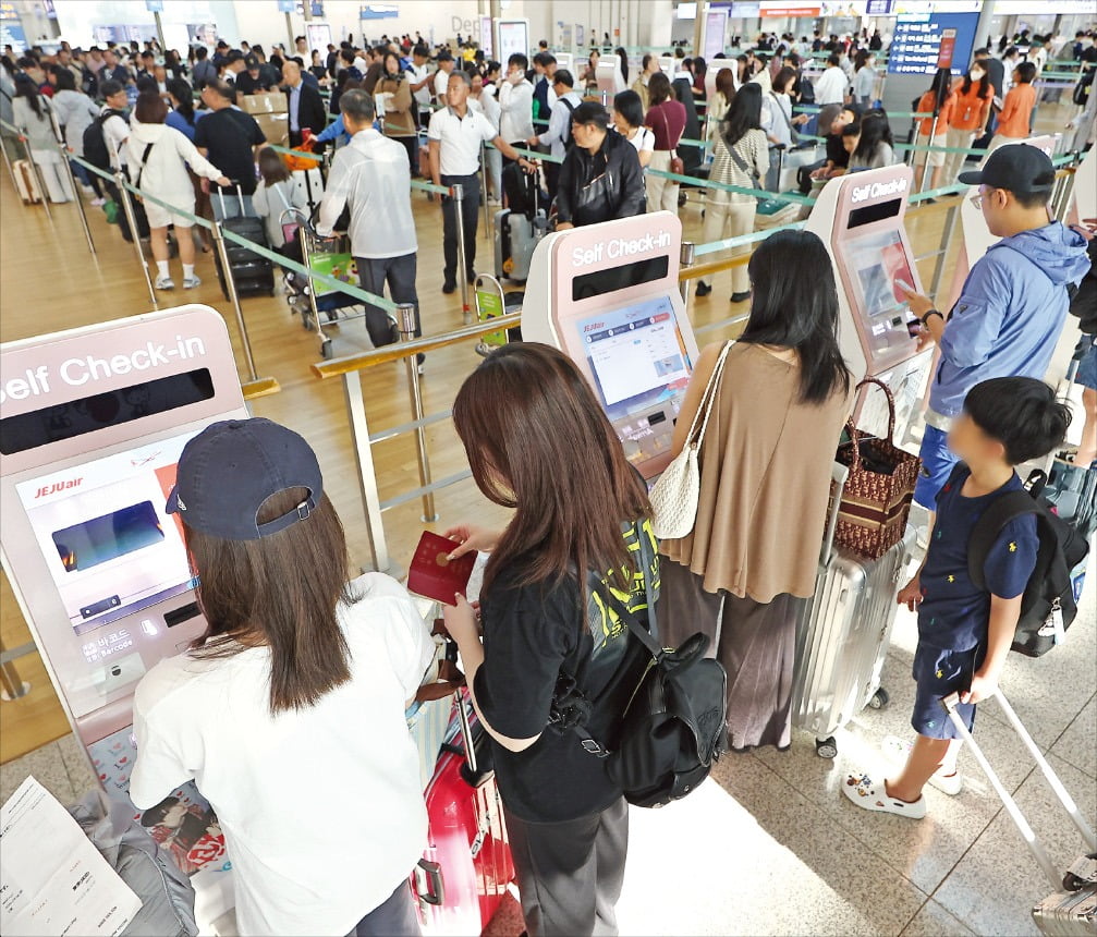 [포토] 징검다리 연휴…북적이는 인천공항 