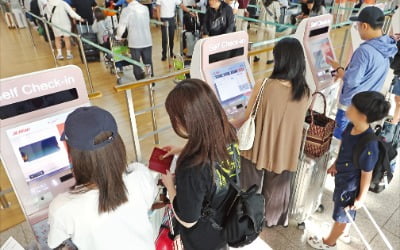 [포토] 징검다리 연휴…북적이는 인천공항