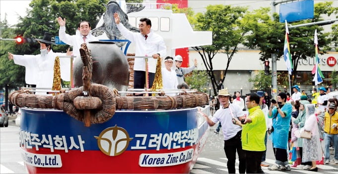 김두겸 울산시장(퍼레이드 차량 위 앞줄 오른쪽)이 지난해 6월 열린 공업축제 퍼레이드를 보러 나온 시민들에게 손을 흔들고 있다. /울산시 제공 