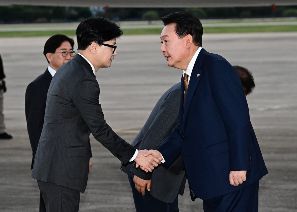 윤석열 대통령이 지난 22일 2박 4일 간의 체코 순방을 마치고 성남 서울공항으로 입국하며 마중 나온 한동훈 국민의힘 대표와 악수를 나누고 있다. /사진-대통령실 사진기자단 