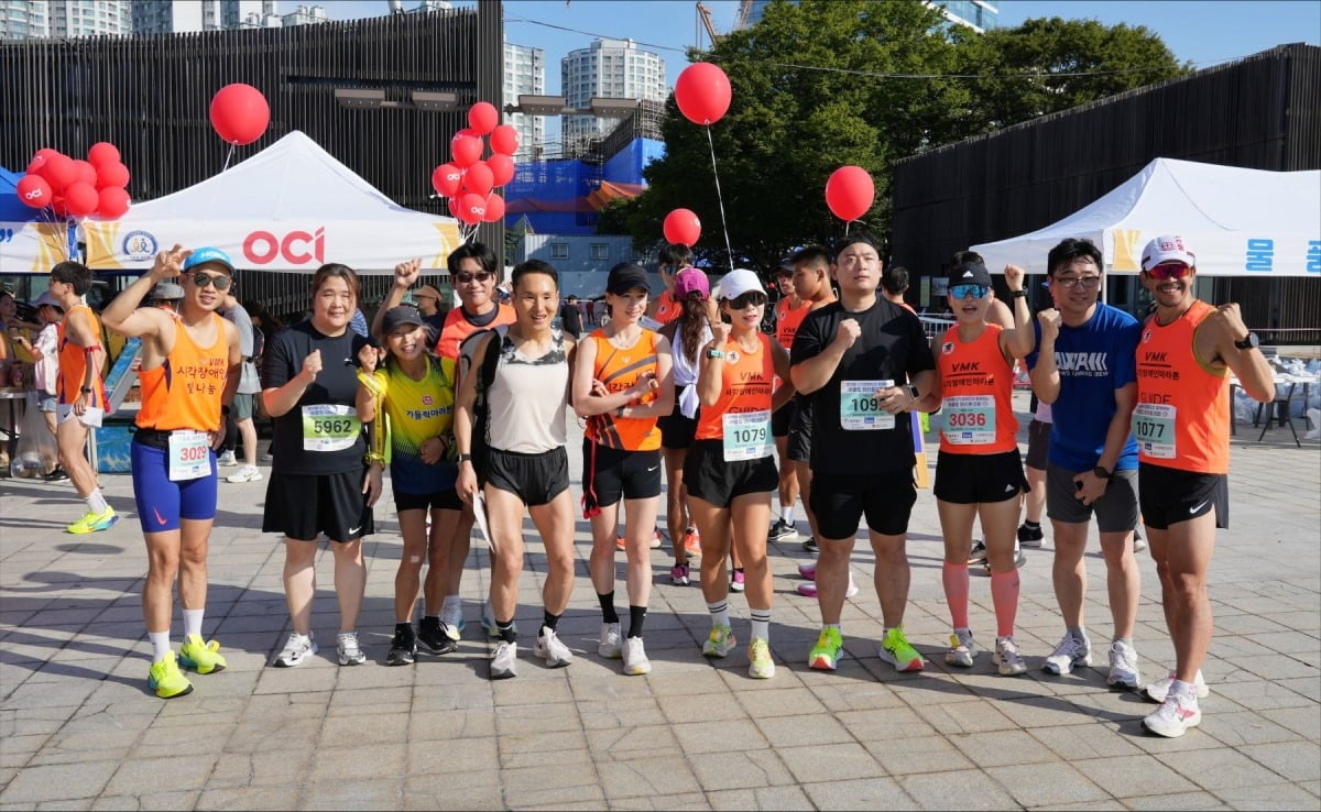 OCI홀딩스, 시각장애 마라토너와 함께 달리는 '가이드러너' 봉사