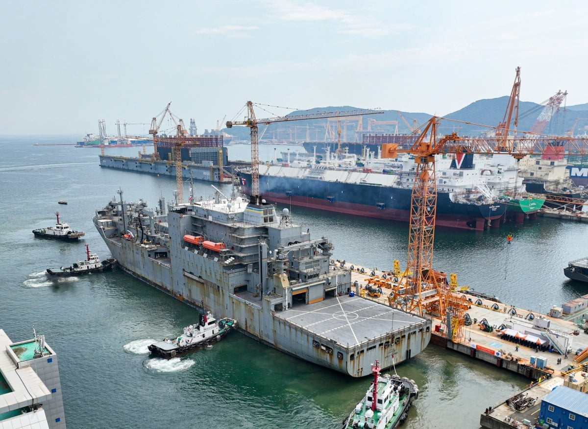 美 해군 함정, 한화오션 사업장 입항…MRO 사업 본격화