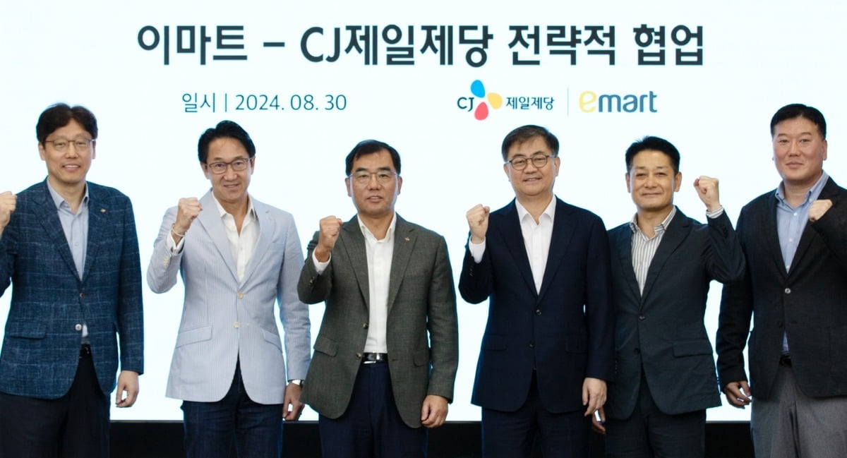 사진은 왼쪽부터  김상익 CJ제일제당 식품한국총괄, 박민석 CJ제일제당 식품사업부문 대표, 강신호 CJ제일제당 부회장, 이마트 한채양 대표, 이마트 황운기 상품본부장, 이마트 이형순 홈밀 담당. (사진=이마트)