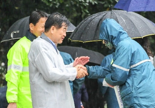 권오갑 HD현대 회장이 현대중공업 사장 시절인 2014년 9월 울산조선소 정문에서 출근하는 직원들과 악수하며 파업 자제를 호소하고 있다. 사진=HD현대중공업