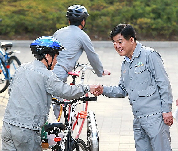 권오갑 HD현대 회장이 현대중공업 사장 시절인 2014년 9월 울산조선소 정문에서 출근하는 직원들과 악수하며 파업 자제를 호소하고 있다. 사진=HD현대중공업