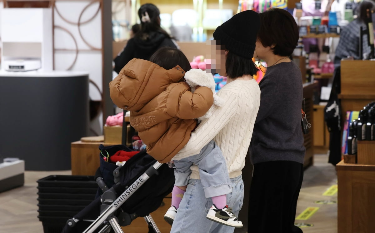 “여보, 돈 벌어와” 육아휴직 남성 늘고 경단녀는 줄어