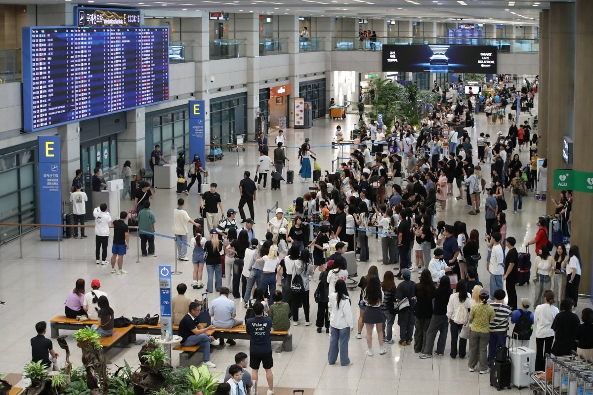 인천국제공항 입국장이 여행객으로 붐비고 있다. 사진=한국경제신문