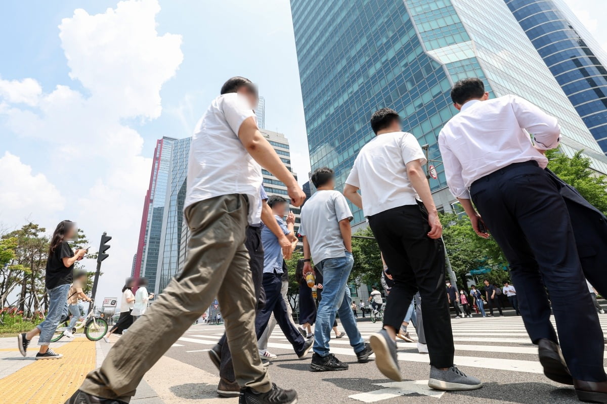 서울 여의도에서 직장인들이 이동하고 있다. 사진=한국경제신문